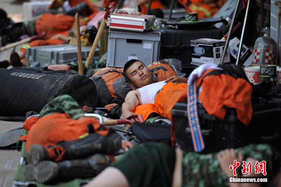 8月6日，龍頭山鎮(zhèn)，疲倦的救援官兵席地而眠。