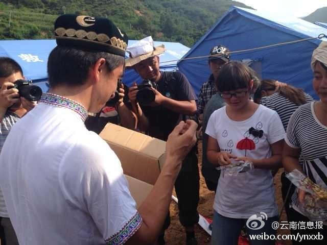 “切糕王子”阿迪力帶著重達(dá)5噸、價(jià)值50萬元的切糕于7日下午抵達(dá)魯?shù)榈卣鹫鹬旋堫^山鎮(zhèn)。