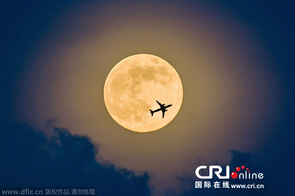 8月10日，19點(diǎn)15分，深圳上空的超級(jí)月亮。圖片來源：鄧飛/東方IC