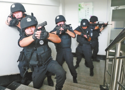 進(jìn)入樓道后，特警開始地毯式搜索。