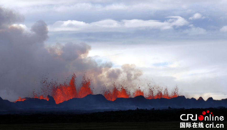 冰島火山出現(xiàn)新裂縫再度噴發(fā) 發(fā)布紅色預警