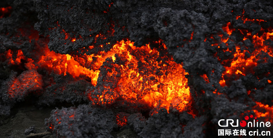 冰島火山出現(xiàn)新裂縫再度噴發(fā) 發(fā)布紅色預警