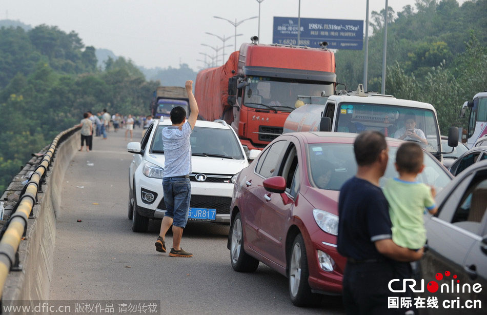 中秋假期又見(jiàn)高速路擁堵 乘客紛紛下車休息