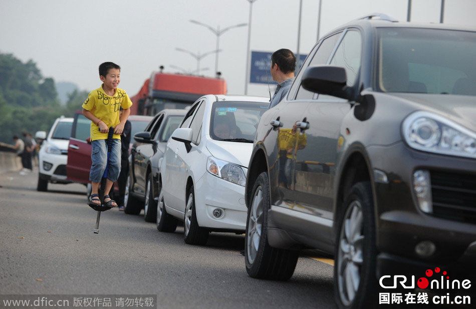 中秋假期又見(jiàn)高速路擁堵 乘客紛紛下車休息