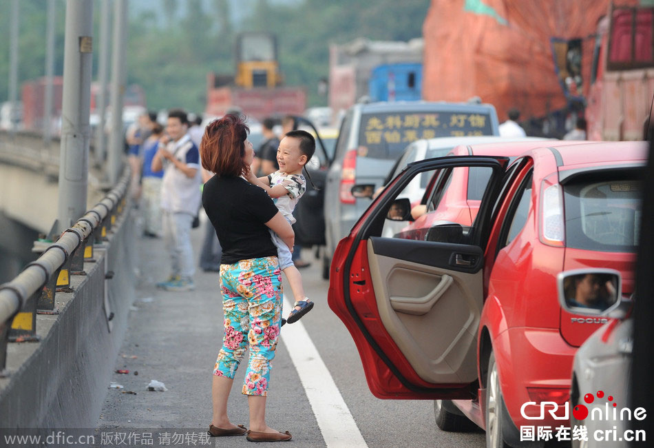 中秋假期又見(jiàn)高速路擁堵 乘客紛紛下車休息