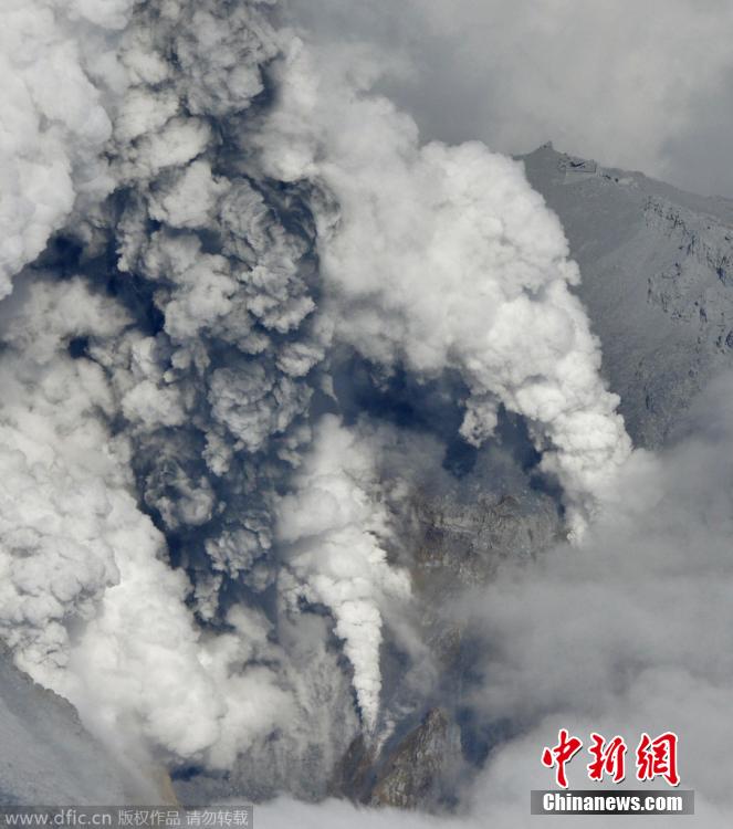 當(dāng)?shù)貢r(shí)間2014年9月27日，日本中部御岳山發(fā)生噴發(fā)，或已造成數(shù)人受傷。