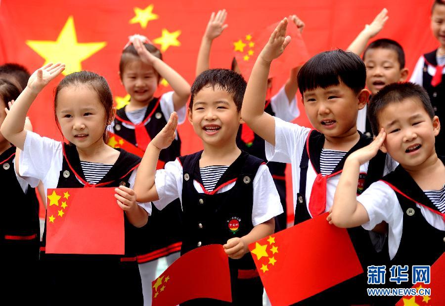  9月28日，安徽淮南市直機(jī)關(guān)幼兒園的小朋友在國旗前唱《國歌》，慶祝祖國65周歲生日。