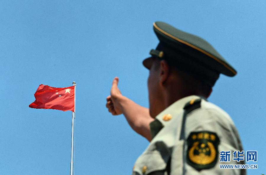  9月25日，武警浙江嘉興消防官兵為祖國“點(diǎn)贊”。