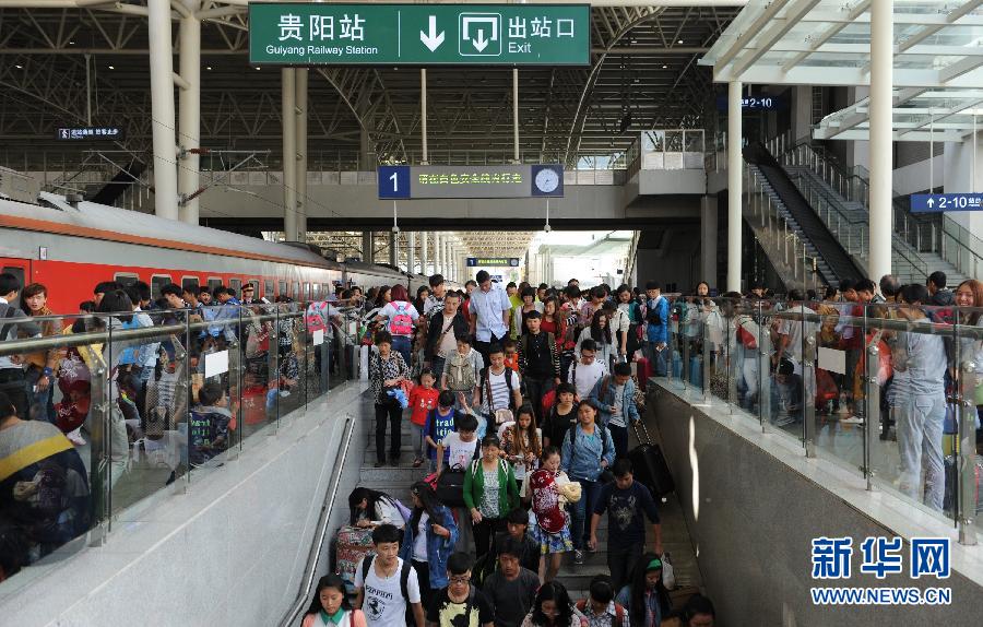 10月6日，抵達貴陽火車站的旅客準(zhǔn)備出站。