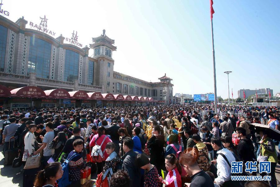  10月6日，在北京火車站，人們排隊進站。