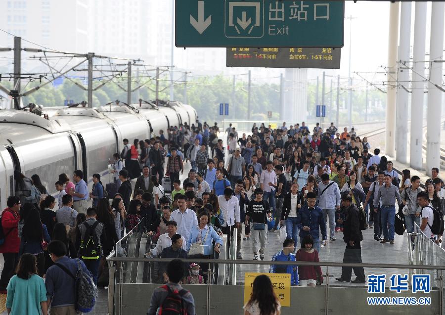 10月6日，無錫火車站站臺上人頭攢動。
