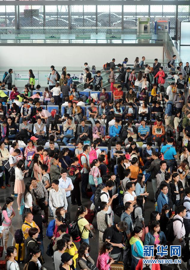 10月6日，旅客在蘇州火車站候車大廳等候乘車。
