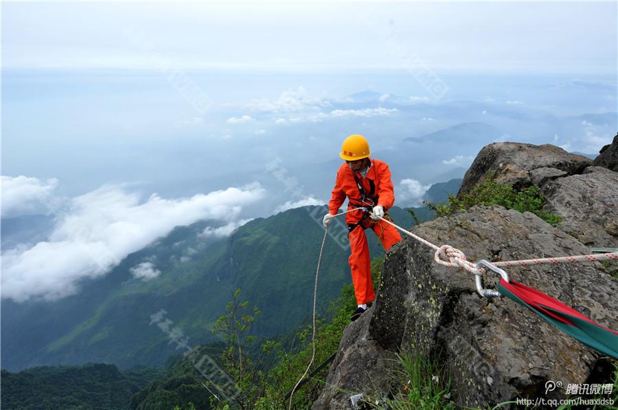 10月5日，峨眉山景區(qū)清潔工彭文才下到巖壁清理游客丟棄的垃圾。