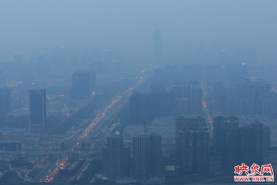 18：07鄭州被霧霾包裹著，不遠(yuǎn)處的建筑隱約可見。