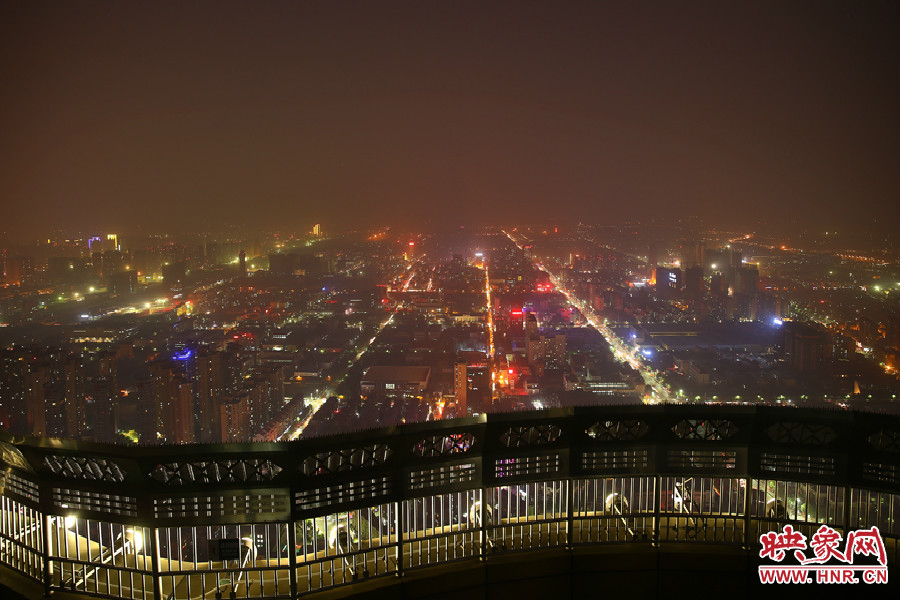 18：40鄭州沉浸在一片霧霾中，都市的燈光霧蒙蒙的，夜空看不到月亮的蹤跡。