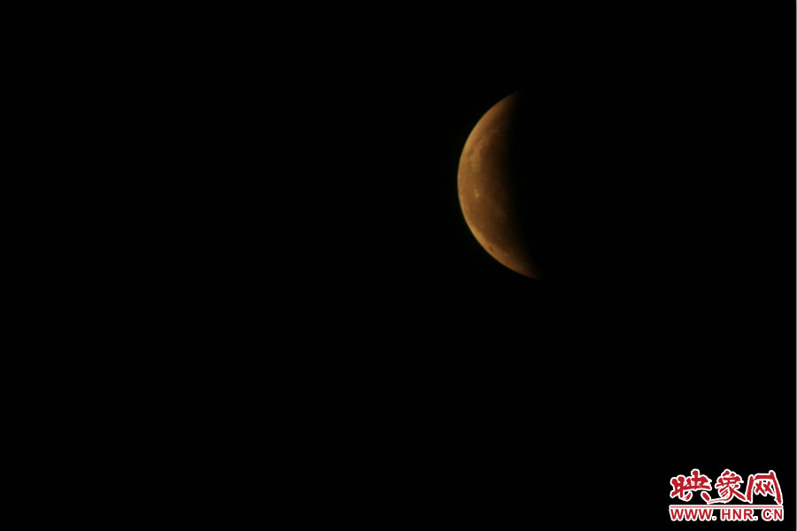 19：47夜風(fēng)吹散了霧霾，月亮漸露芳容。