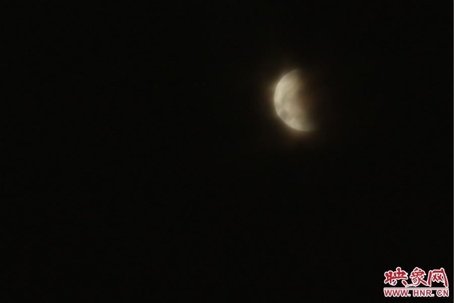 20：02月亮在云層中忽隱忽現(xiàn)。