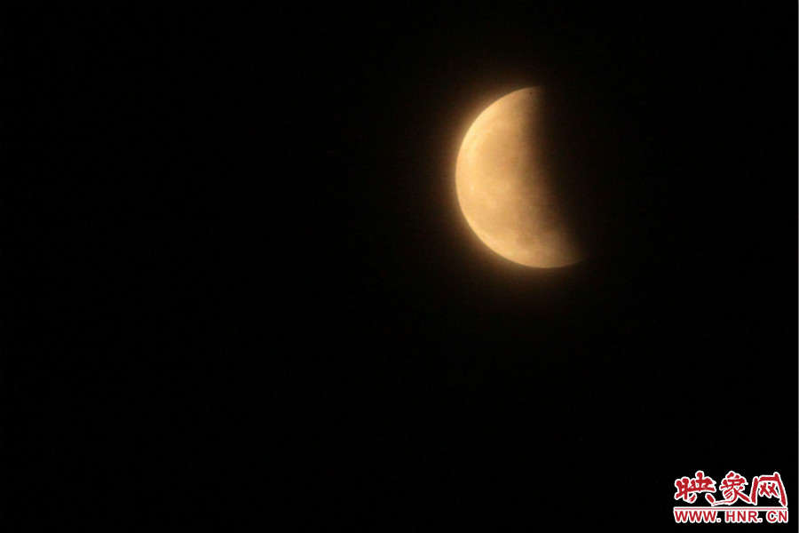20：06月亮還泛著淡淡的紅色。