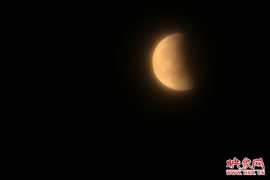 20：11夜空依然能見度很低，月亮看起來總是霧蒙蒙的。