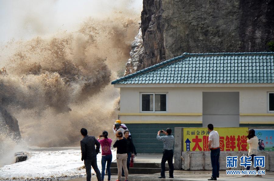 10月12日，浙江省溫嶺市石塘鎮(zhèn)海域出現(xiàn)大浪。