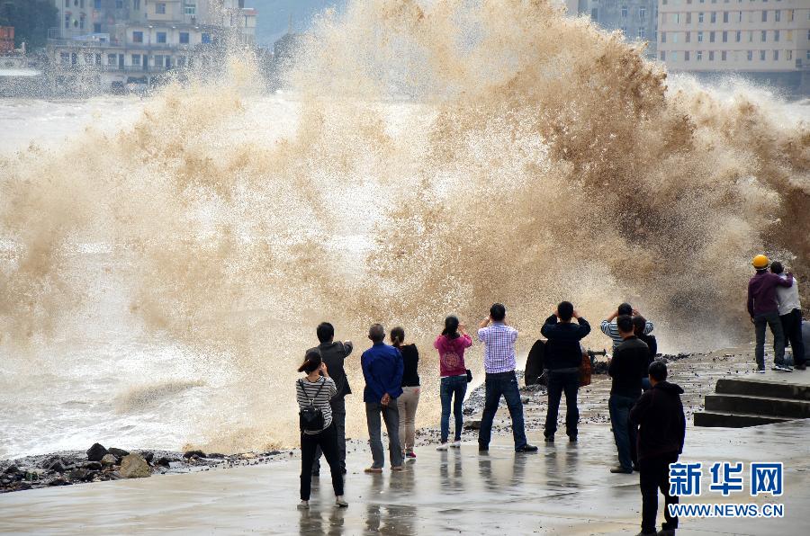10月12日，人們?cè)谡憬貛X市石塘鎮(zhèn)觀看大浪。
