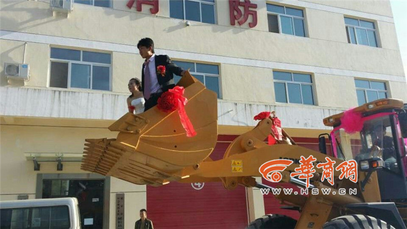 陜西小伙開8臺(tái)裝載機(jī)接新娘。