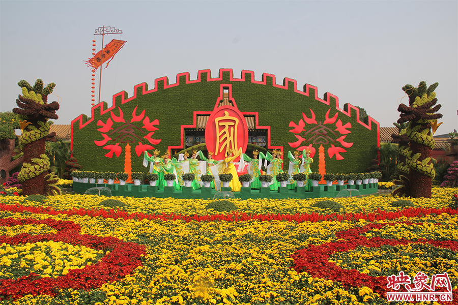 龍亭公園內(nèi)大型菊花景觀。