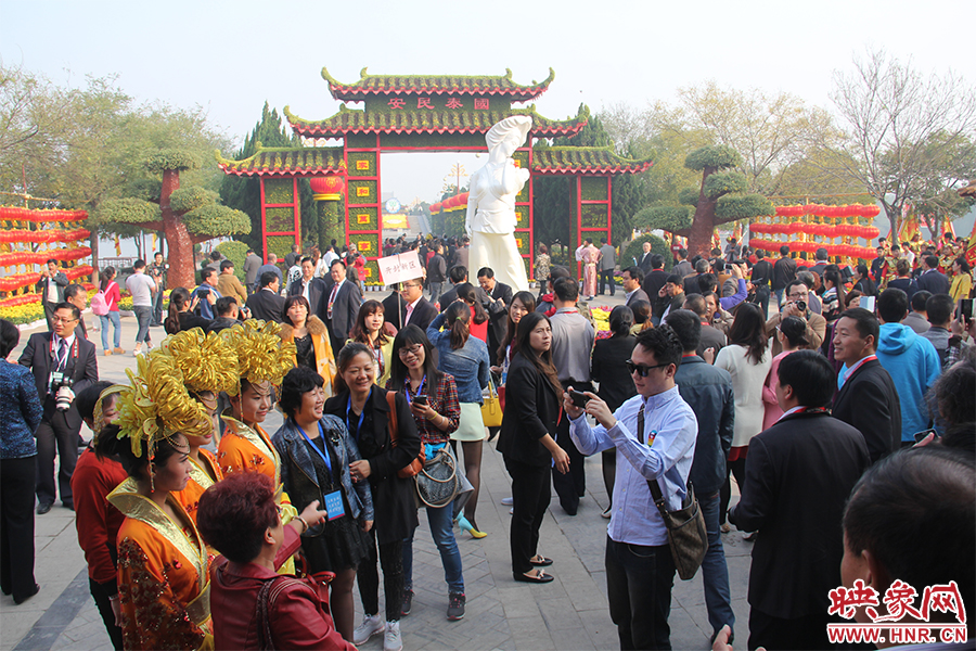 與會(huì)領(lǐng)導(dǎo)與嘉賓入園賞菊。