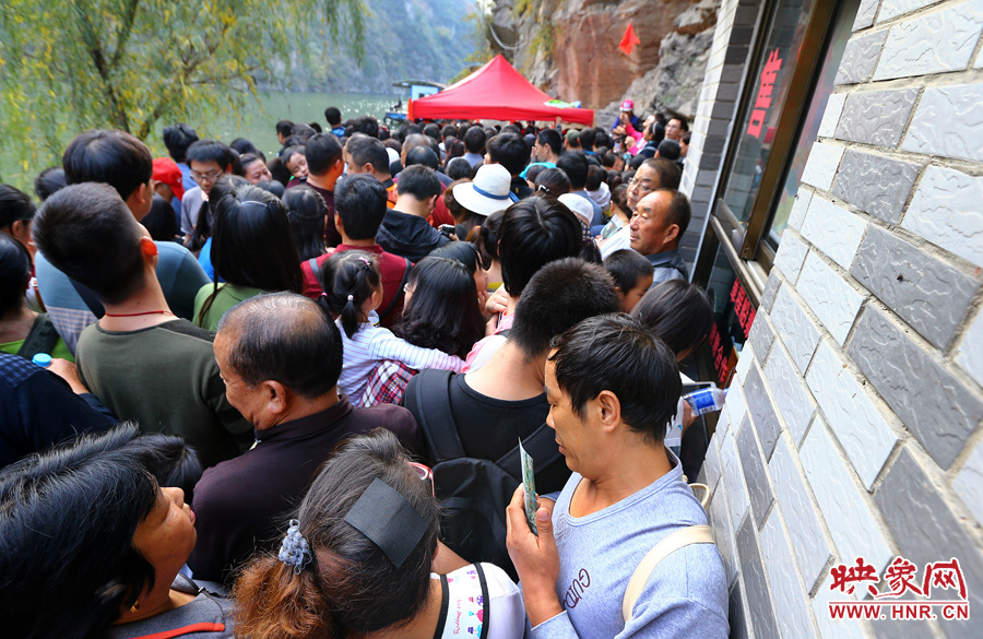 游船售票處前，游客被擠得無法轉(zhuǎn)身