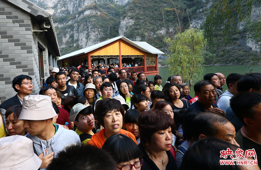 等待上船的碼頭上，游人擁擠不動(dòng)