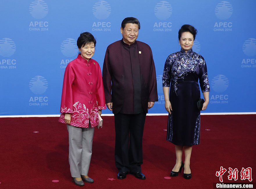圖為習(xí)近平夫婦歡迎韓國總統(tǒng)樸槿惠。中新社發(fā) 杜洋 攝