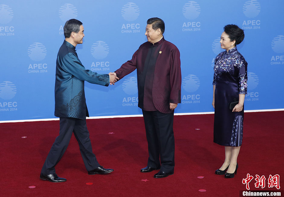 圖為習(xí)近平夫婦歡迎中國香港特別行政區(qū)行政長官梁振英。中新社發(fā) 杜洋 攝