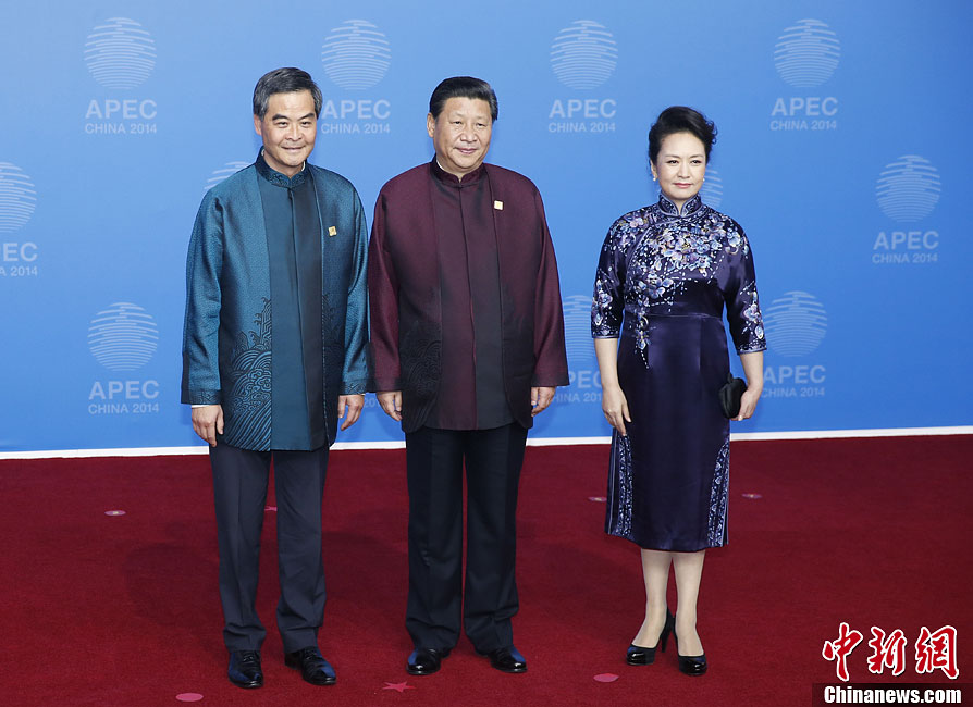 圖為習(xí)近平夫婦歡迎中國香港特別行政區(qū)行政長官梁振英。中新社發(fā) 杜洋 攝