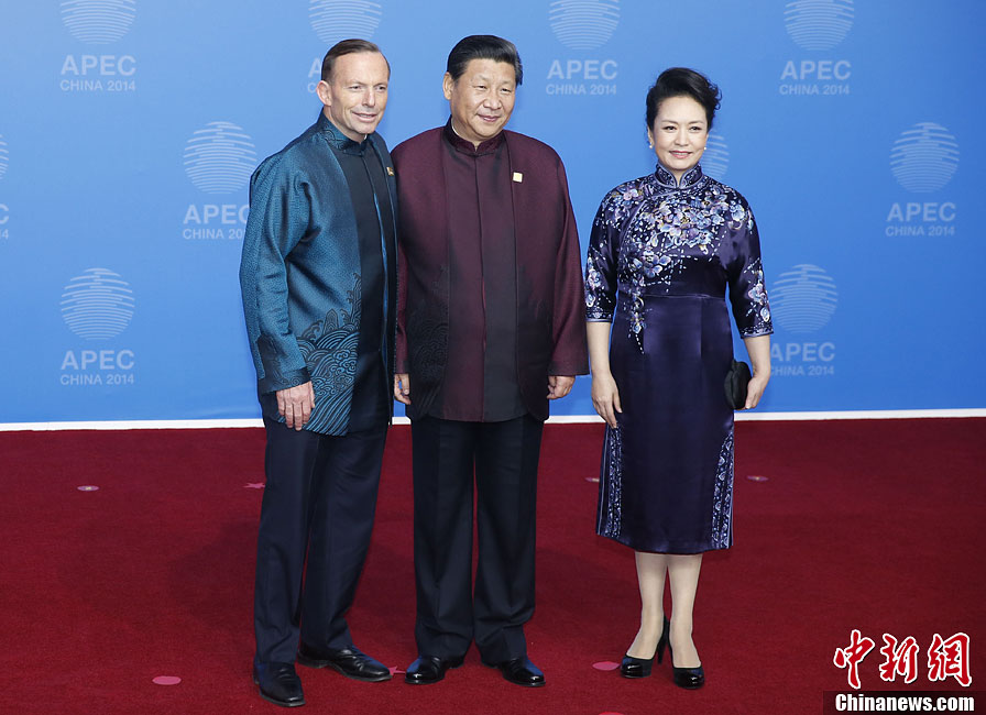 圖為習(xí)近平夫婦歡迎澳大利亞總理阿博特。中新社發(fā) 杜洋 攝
