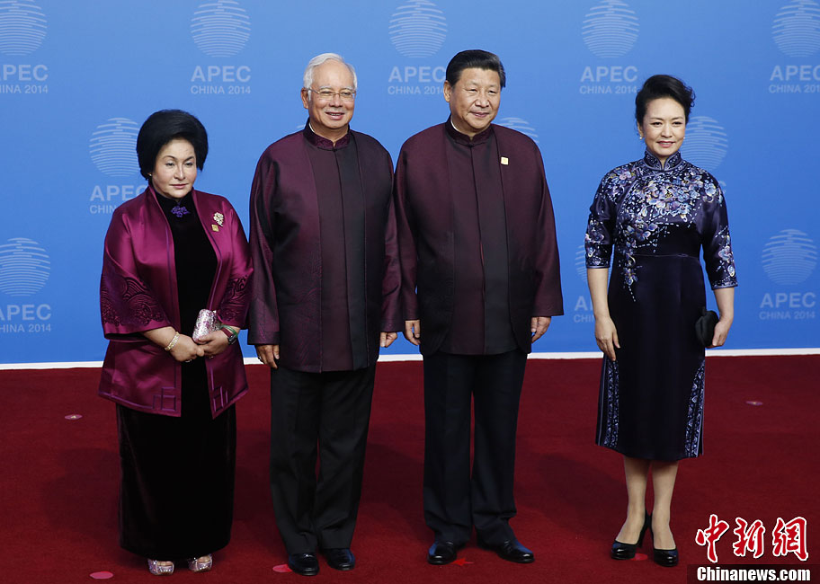 圖為習(xí)近平夫婦歡迎馬來西亞總理納吉布夫婦。中新社發(fā) 杜洋 攝