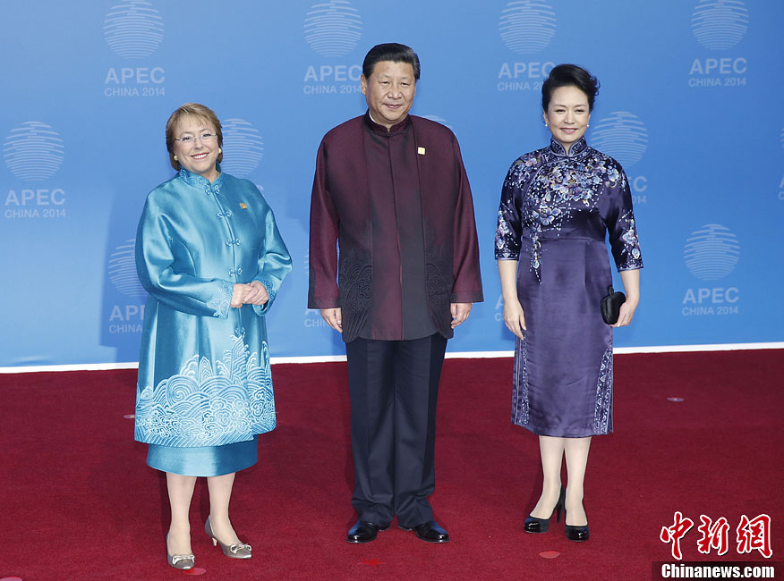 圖為習(xí)近平夫婦歡迎智利總統(tǒng)巴切萊特。中新社發(fā) 杜洋 攝