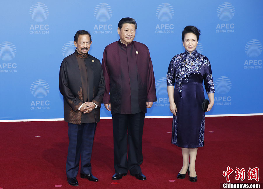 圖為習(xí)近平夫婦歡迎文萊蘇丹哈桑納爾。中新社發(fā) 杜洋 攝