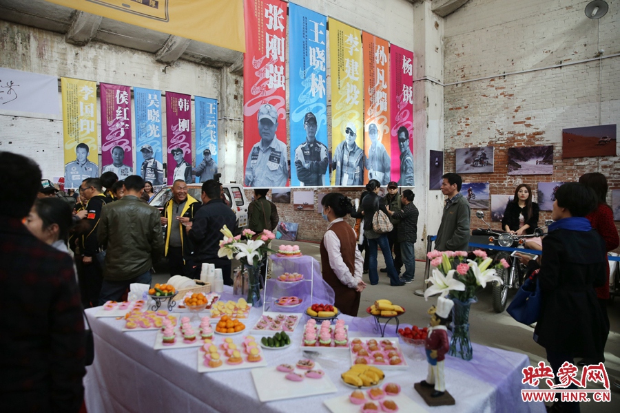 影展現(xiàn)場(chǎng)介紹河南籍賽車的手條幅掛滿展室。