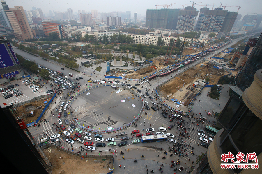 金水路未來(lái)路交叉口的圍擋，給原本擁堵的交通增加了更大的壓力