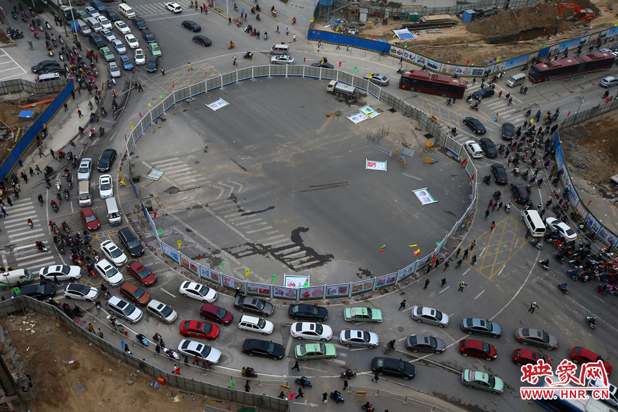 金水路未來(lái)路交叉口的圓形圍擋