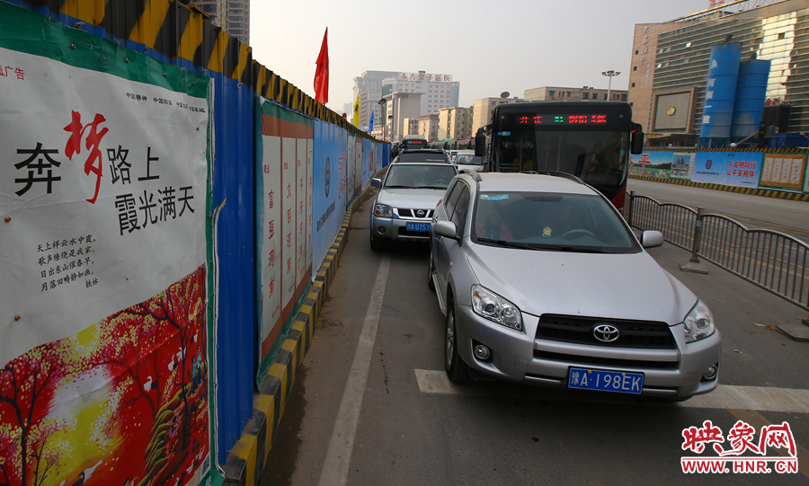 每條路的路口都?jí)嚎s成雙車道，大大減緩了汽車通行速度