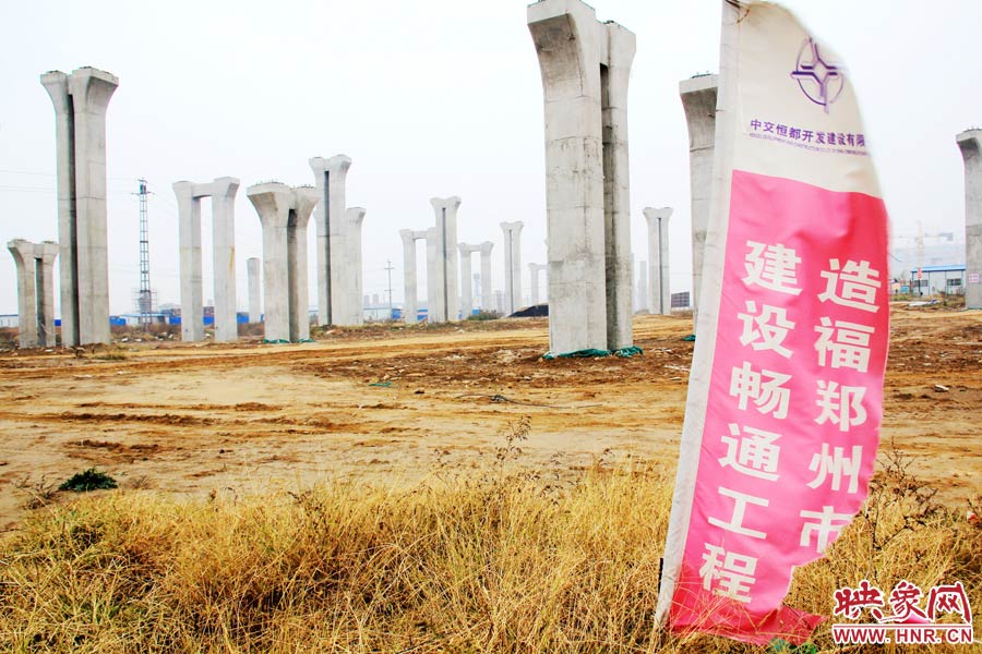 施工現(xiàn)場(chǎng)還插放著“建設(shè)暢通鄭州，造福鄭州市民”的條幅。