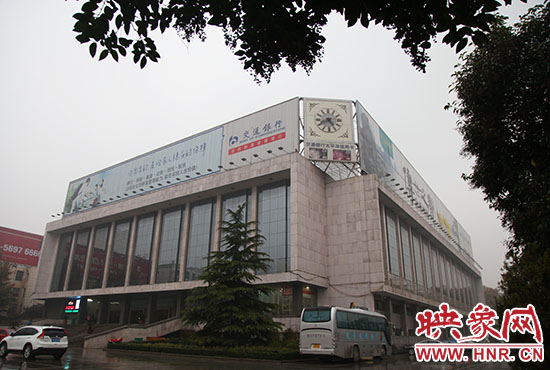兩塊巨幅廣告牌仍然存在。