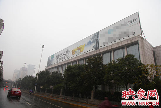 河南省人民會(huì)堂南面戶外廣告。