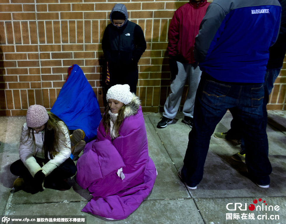 美國(guó)“黑色星期五”促銷啟動(dòng) 民眾深夜宿營(yíng)排隊(duì)搶購(gòu) 美國(guó)“黑色星期五”促銷啟動(dòng) 民眾深夜宿營(yíng)排隊(duì)搶購(gòu)