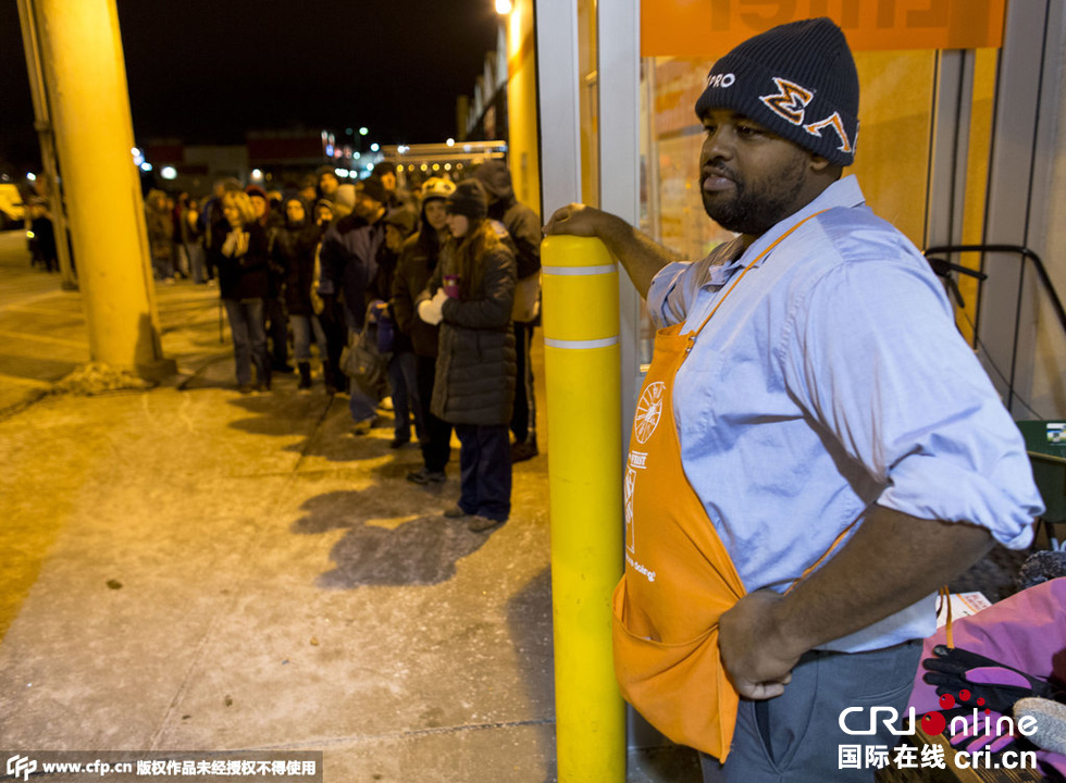 美國(guó)“黑色星期五”促銷啟動(dòng) 民眾深夜宿營(yíng)排隊(duì)搶購(gòu) 美國(guó)“黑色星期五”促銷啟動(dòng) 民眾深夜宿營(yíng)排隊(duì)搶購(gòu)