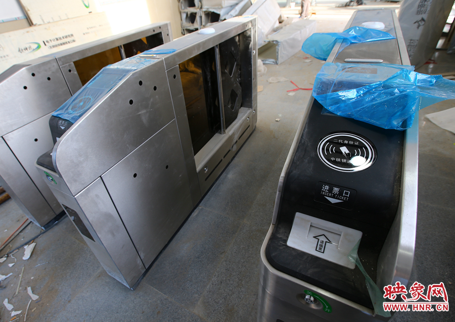 進(jìn)站閘機(jī)上有二代身份證感應(yīng)區(qū)域 進(jìn)站閘機(jī)上有二代身份證感應(yīng)區(qū)域