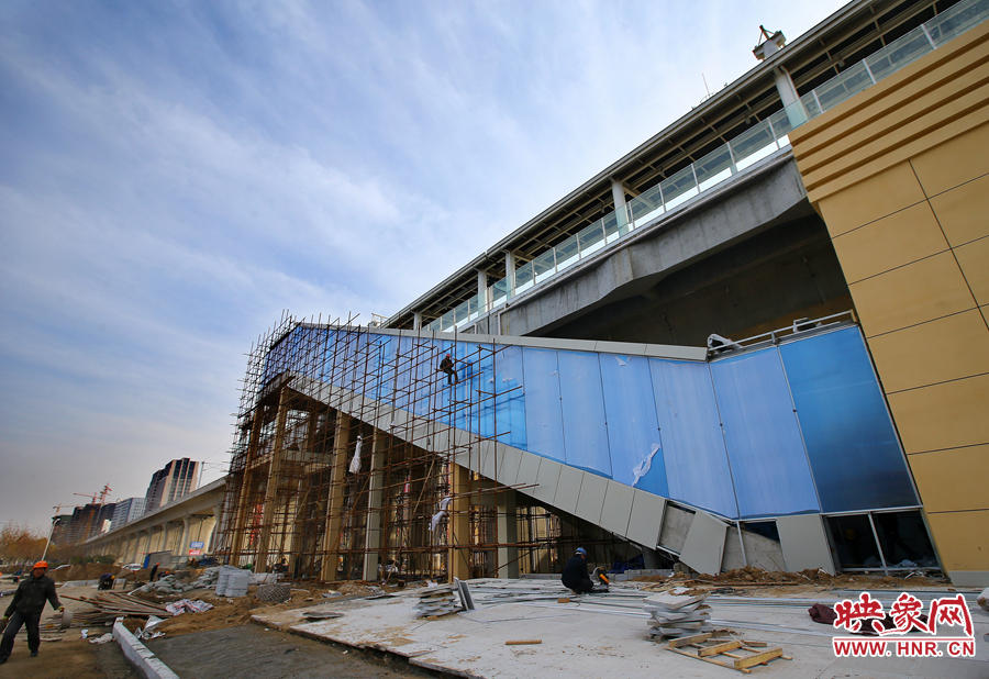 進(jìn)行掃尾工作的站臺(tái)樓梯間 進(jìn)行掃尾工作的站臺(tái)樓梯間