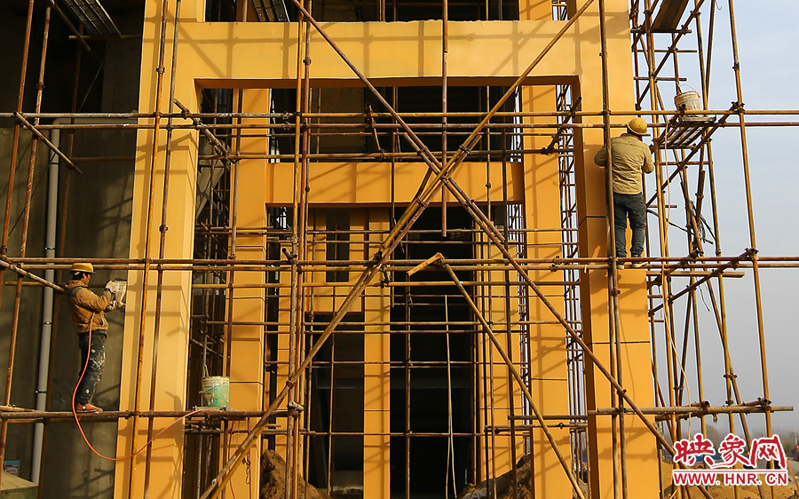 兩位工人正在對(duì)墻體進(jìn)行噴漆作業(yè) 兩位工人正在對(duì)墻體進(jìn)行噴漆作業(yè)