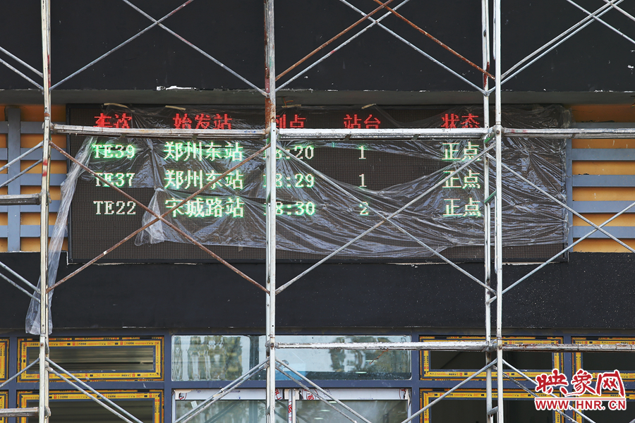 綠博園站外的顯示大屏也在調(diào)試當(dāng)中 綠博園站外的顯示大屏也在調(diào)試當(dāng)中